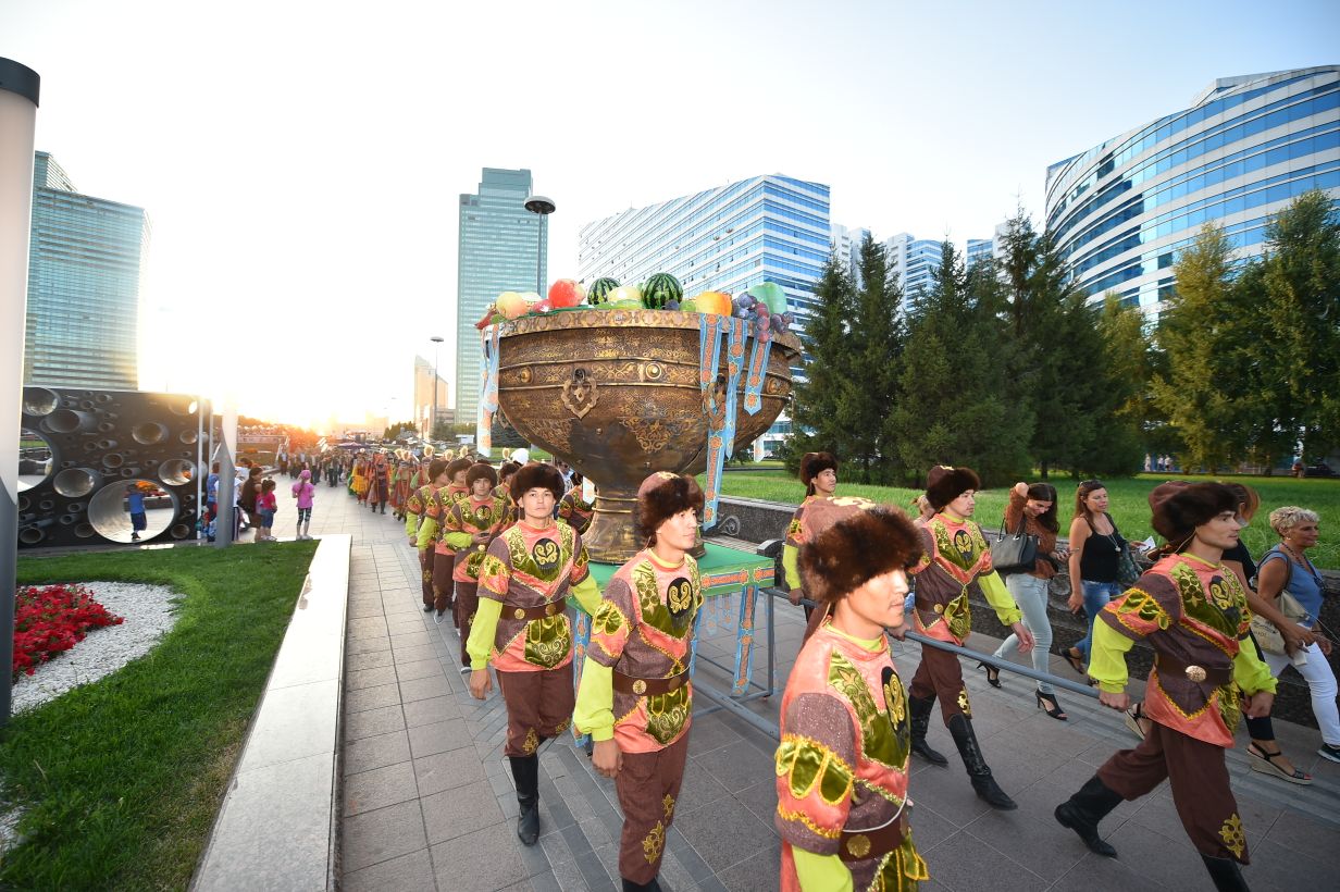 Елорданың бас көшесімен тарихтан сыр шертетін өнер керуені жүріп өтті