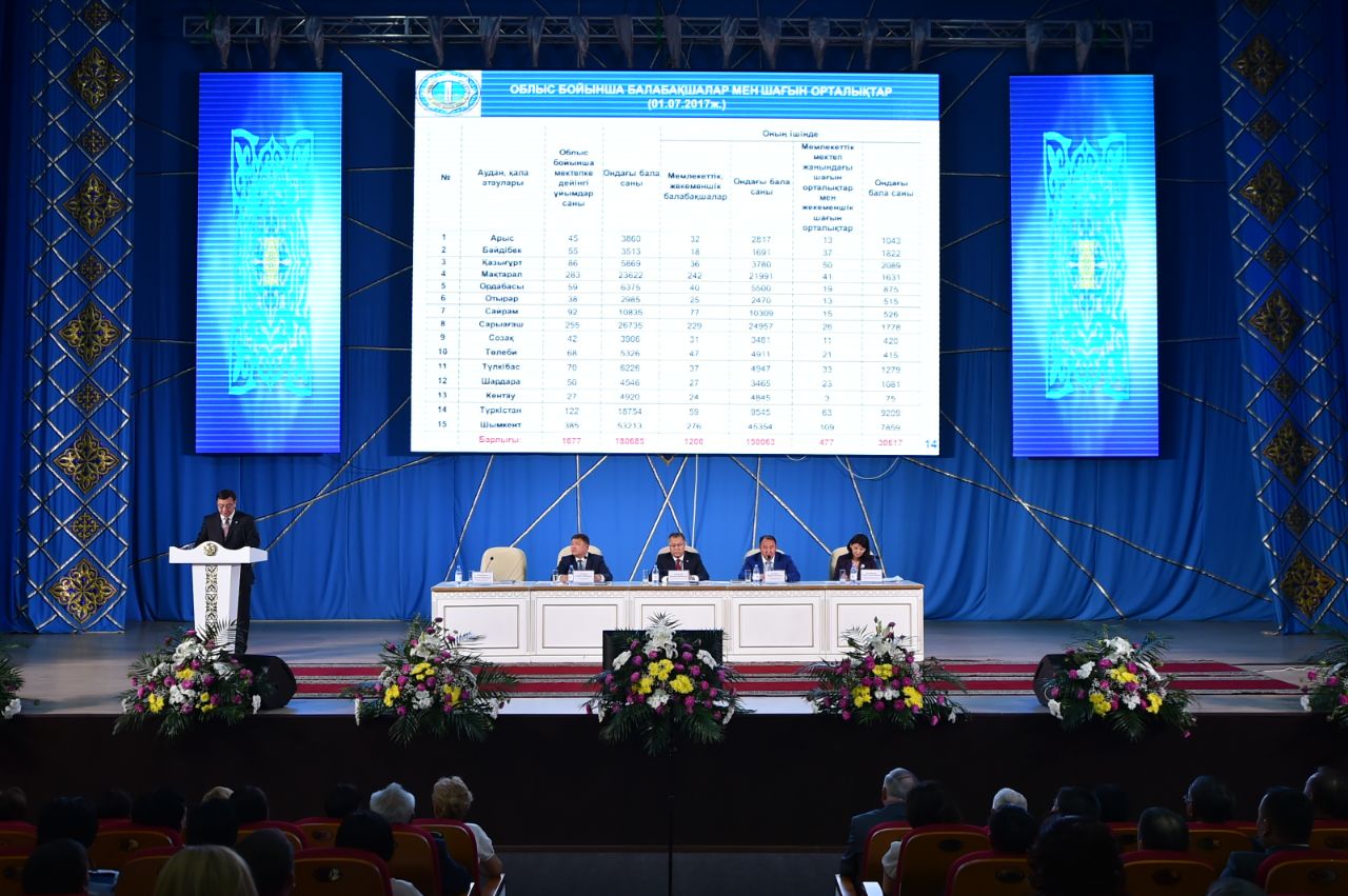 ОҚО-да өткен тамыз конференциясында үш ұстазға пәтер кілті табысталды