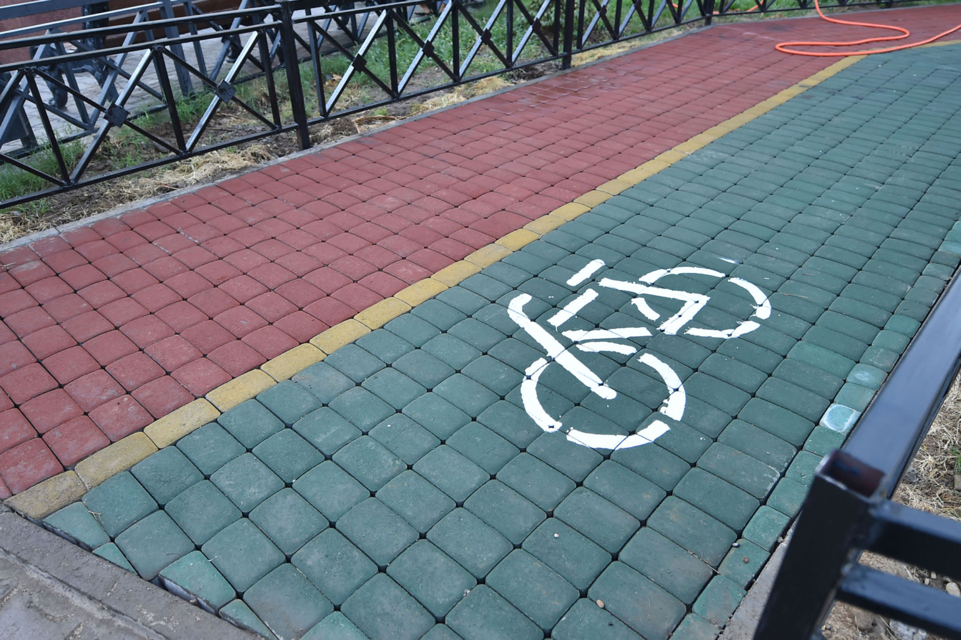 Шымкент көшелеріндегі жаяу жүргіншілер жолдары қайта жөндеуден өтуде