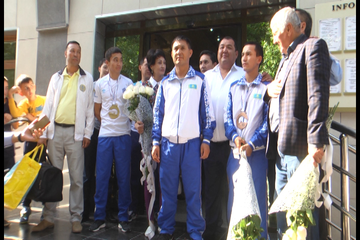 Оңтүстік халқы әлем чемпионын зор қошеметпен күтіп алды