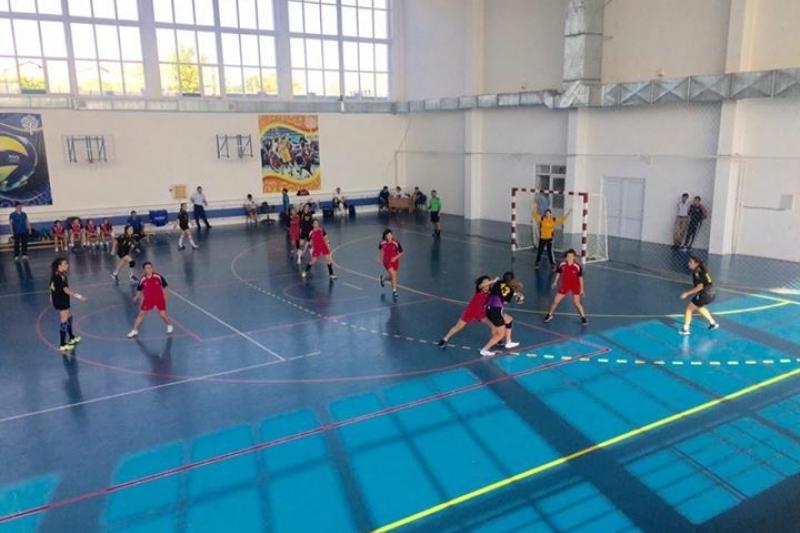 Шымкентте әйелдер арасында қол добынан ел чемпионаты өтуде