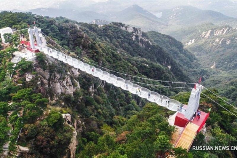 Қытайда 1 мың метр биіктікте шыны көпір салынды