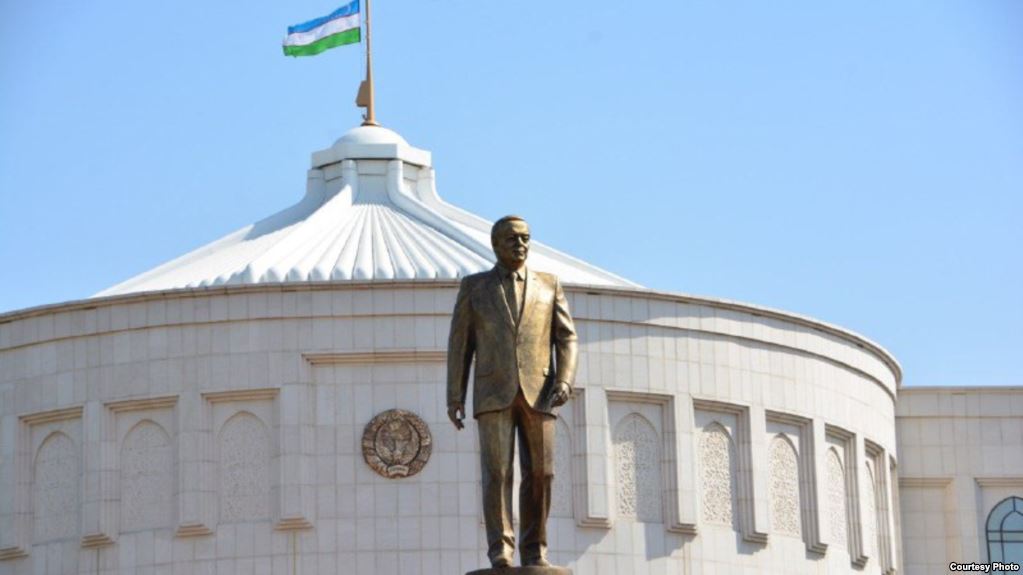 Қазақстан Президенті Өзбекстанның бұрынғы президенті Ислам Кәрімовтің ескерткішіне гүл шоғын қою рәсіміне қатысты