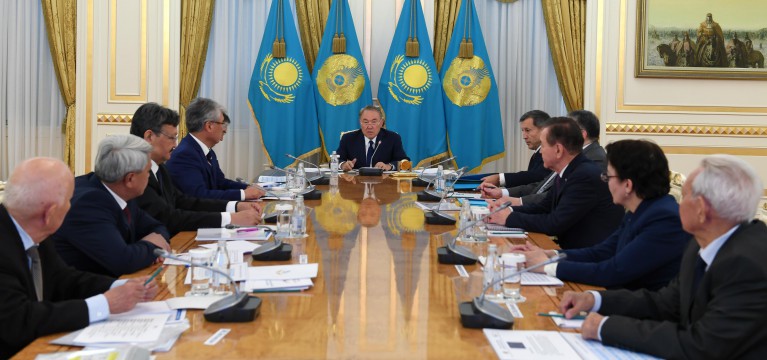 Елбасы мемлекеттік тілді латын қарпіне көшіру жөніндегі жобаны іске асыру үшін құрылған жұмыс тобының мүшелерімен кездесті