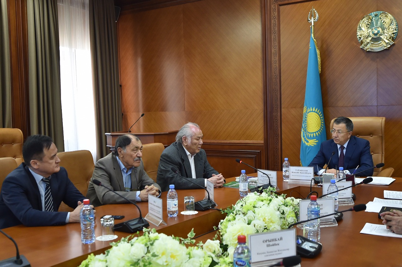 ОҚО әкімі жазушы-драматург Дулат Исабековпен кездесті