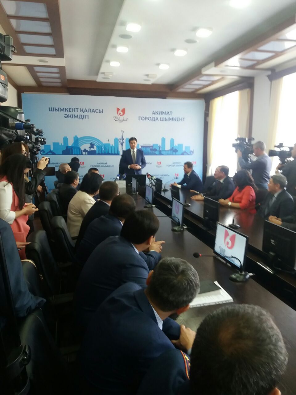 Шымкент қаласының аппараты экс-әкімін шығарып салды