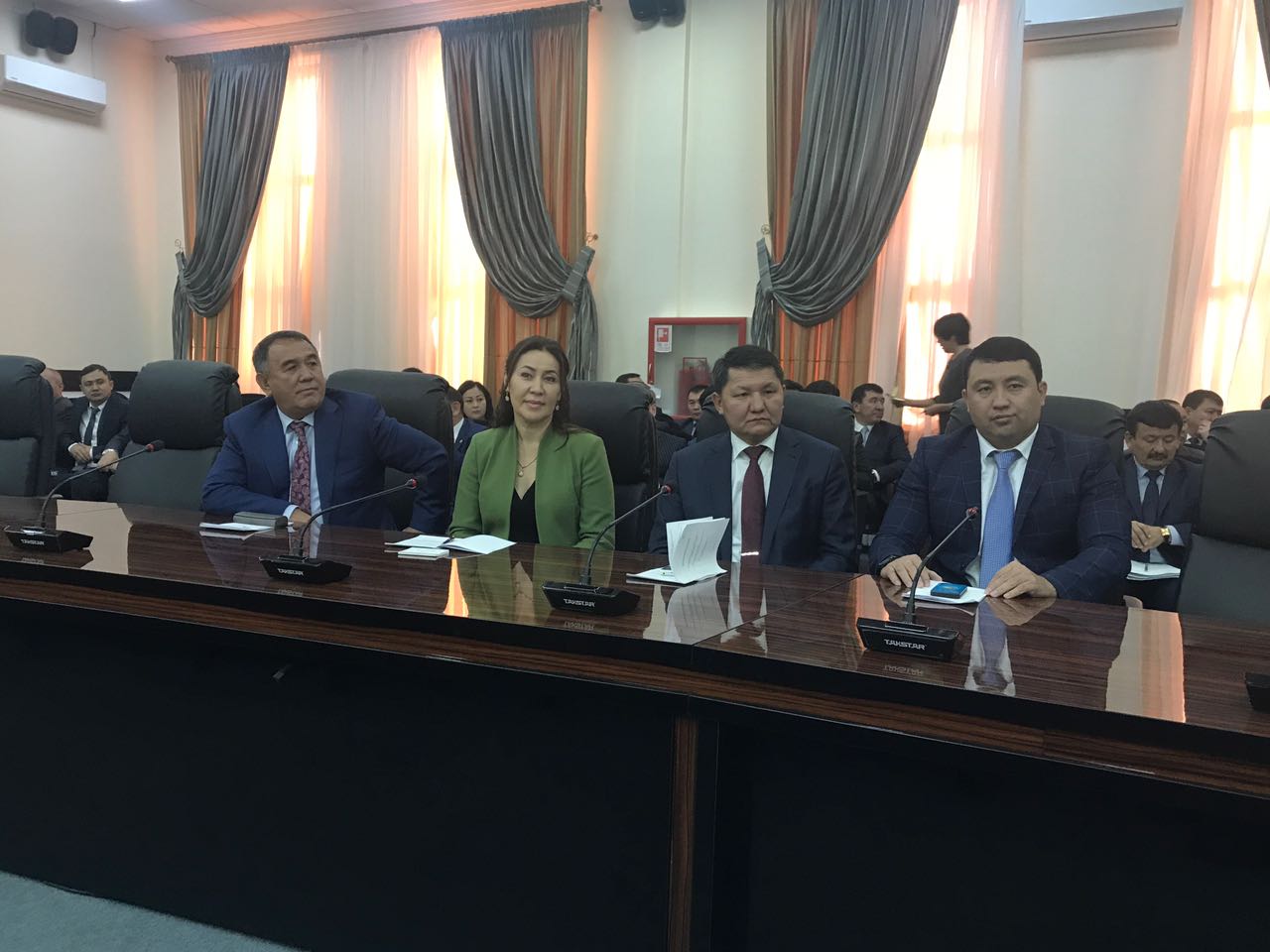 ОҚО мәслихатының 4 депутатына куәліктер табысталды