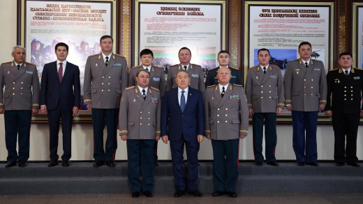Назарбаев әскерилермен кездесті