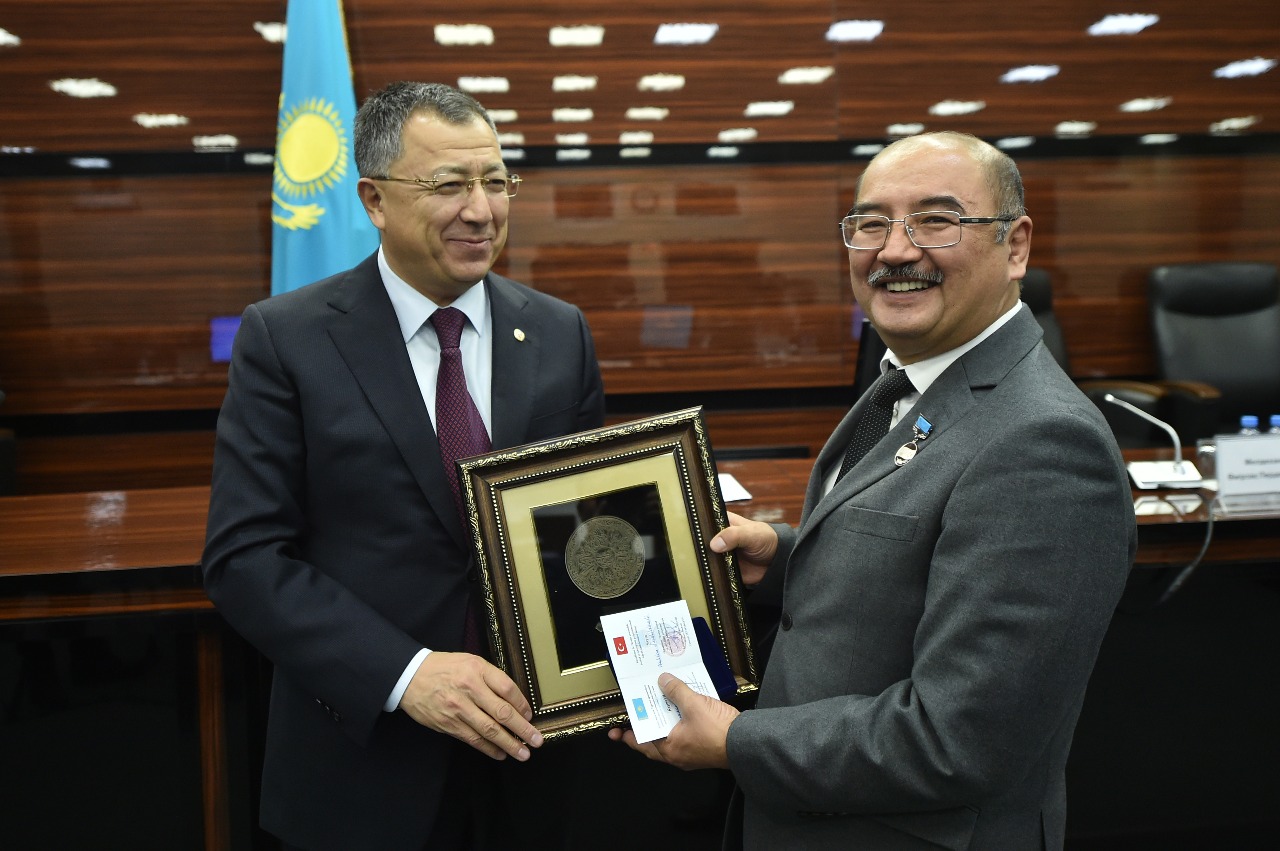 «Түркістан — Түркі әлемінің мәдени астанасы» жылының өтуіне атсалысқандар марапатталды