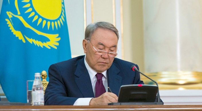 Назарбаев Конституцияға өзгертулер енгізу туралы заңға қол қойды