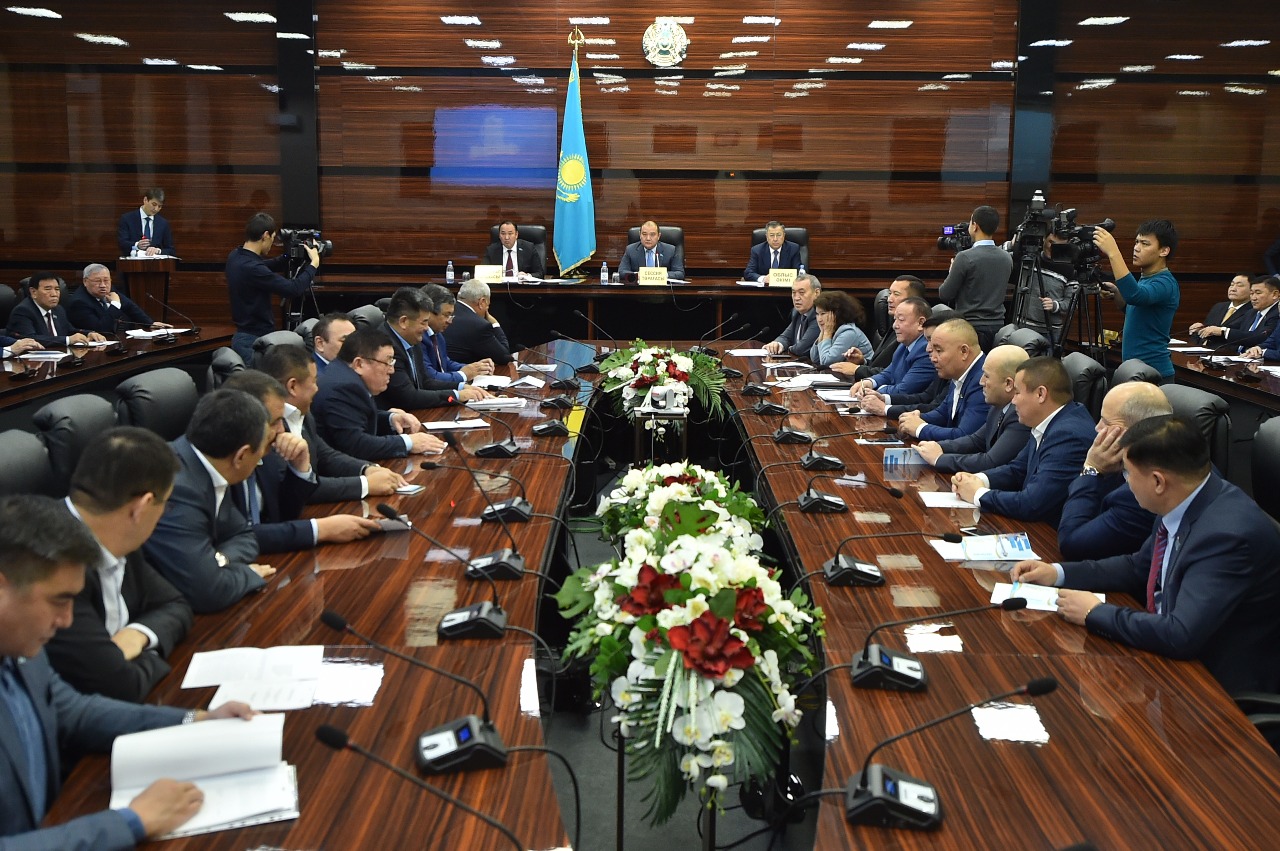 Бүгін ОҚО мәслихаты сессиясының шешімімен кімдер және не үшін марапатталды?