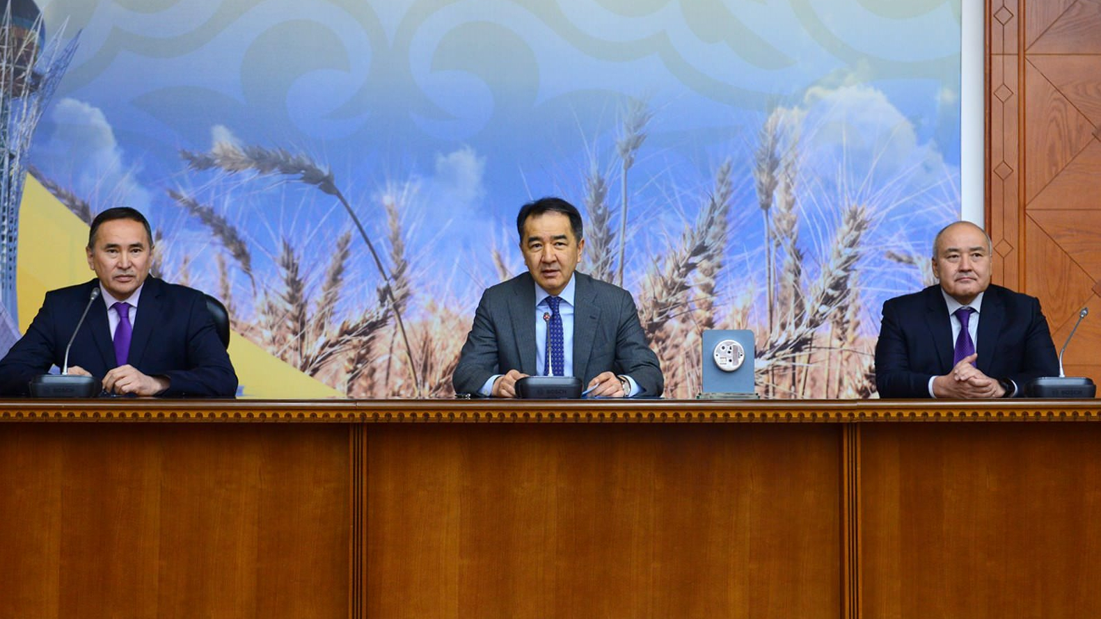 Бақытжан Сағынтаев ауыл шаруашылығы министрлігінің ұжымына жаңа министрді таныстырды