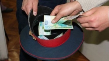 Полиция қызметкерлері 30 мың доллар пара алып жатқан кезде ұсталды