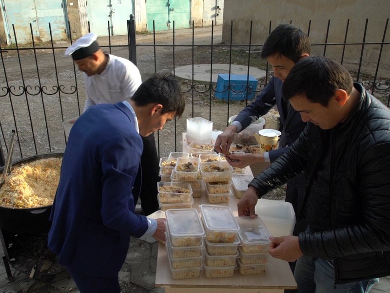 Шымкенттік жігіт үй-күйсіз жүрген жандарға тамақ таратты