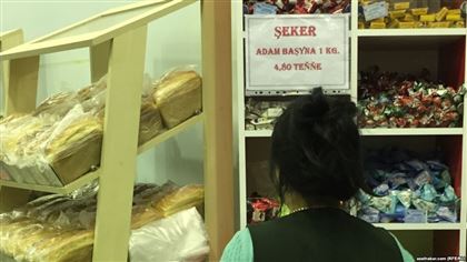 Ашхабадта бір адамға бір келі ұн мен жарты келі қанттан ғана саудаланып жатыр