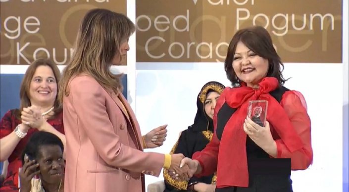 Адвокат Айман Омарова Мелания Трамптың қолынан марапат алды