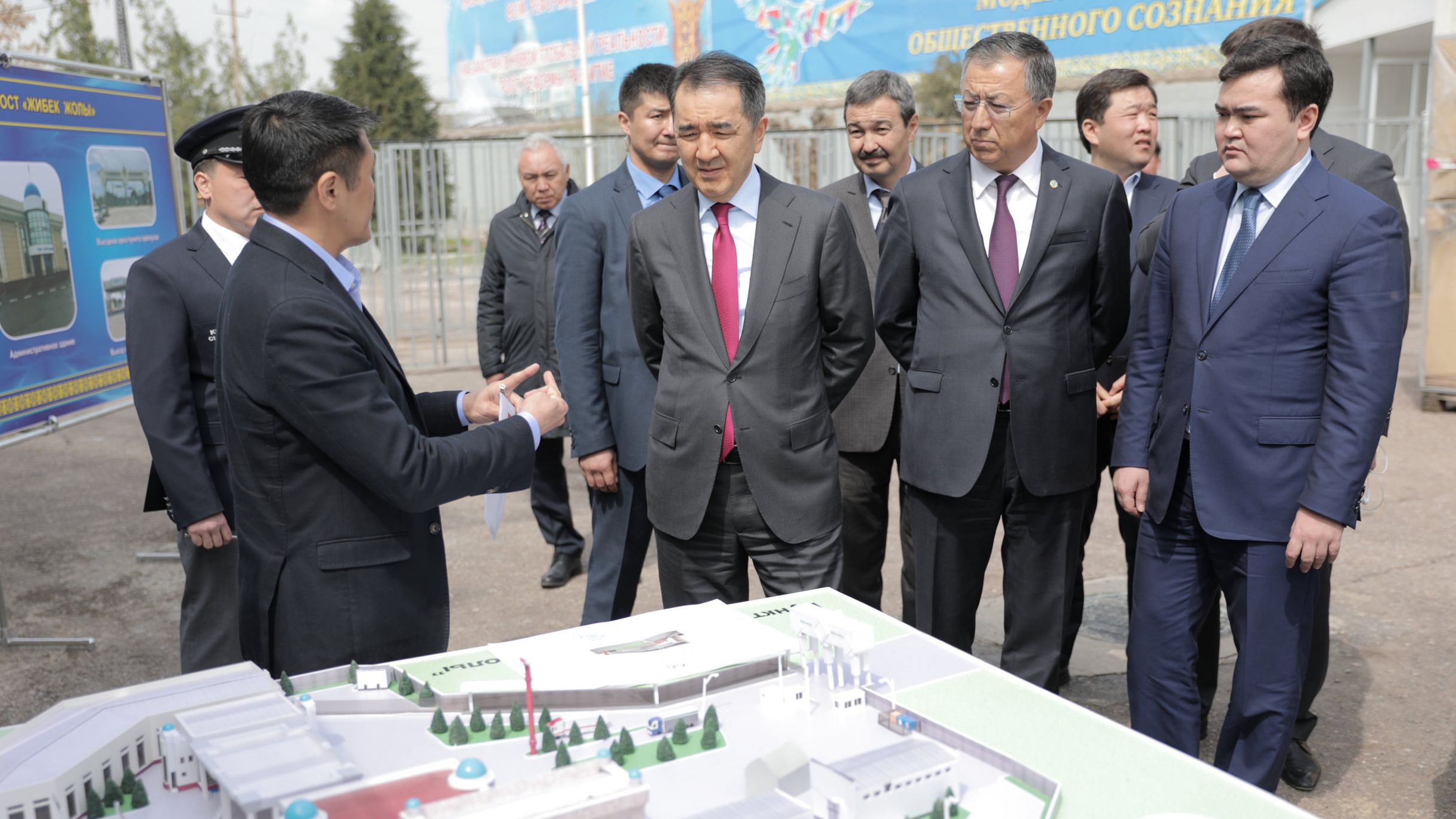 ҚР Премьер-Министрі Бақытжан Сағынтаев ОҚО-дағы «Жібек жолы» кеден бекетінің жұмысымен танысты