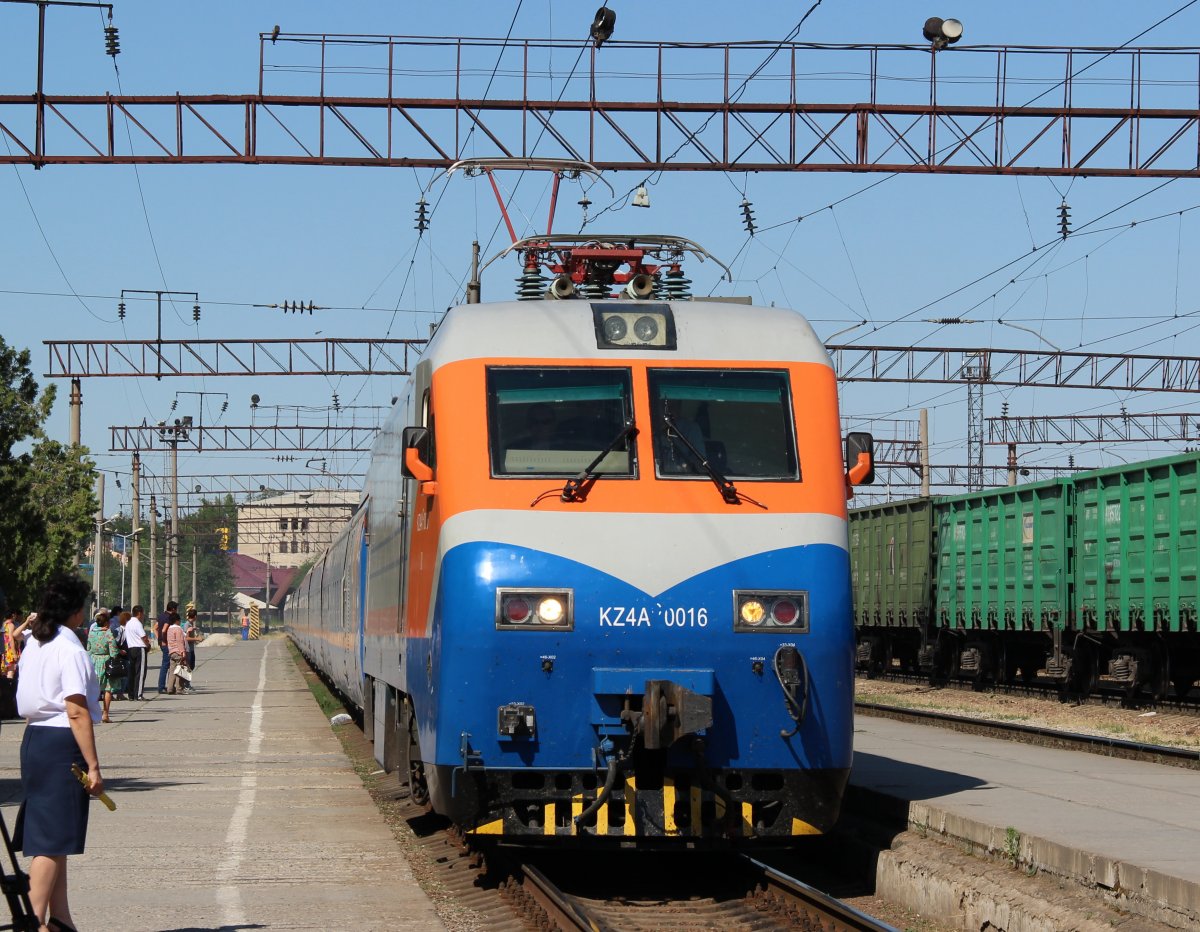 Поезд шымкент. Тальго поезд Казахстан. Talgo поезд Астана проводники. Поезд Тальго Алматы. Вагоны КТЖ.