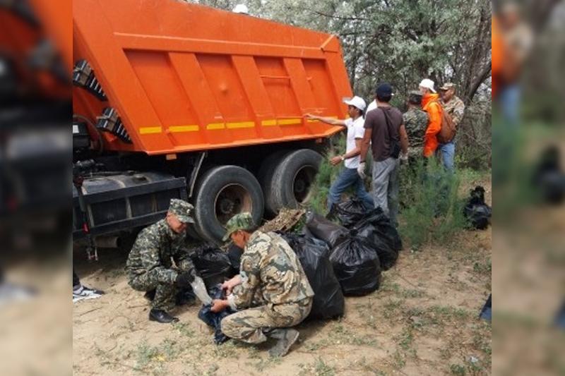 Еріктілер Жайық өзенінің жағасынан 15 тонна қоқыс жинады