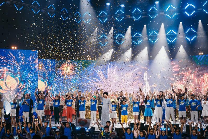 Балалар Роза Рымбаева, Маржан Арапбаева, Майра Мұхаметқызымен бірге ән шырқады