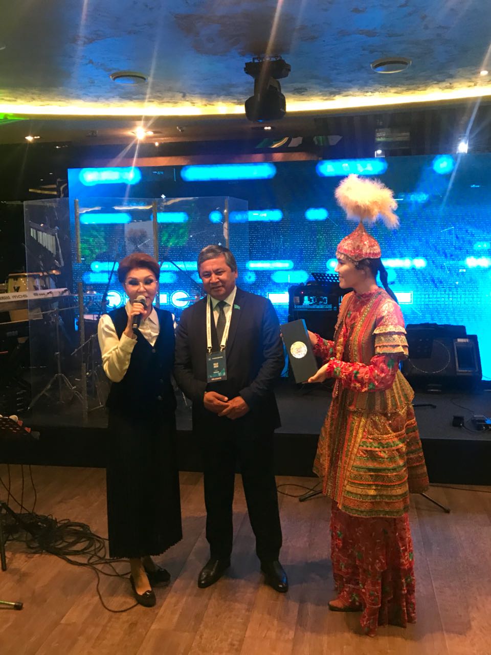 Дариға Назарбаева Еуразиялық Медиа Форумның мерейтойлық мүсіншесін Дулат Әбішке табыс етті (видео)