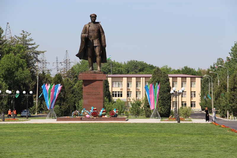 Ташкентте «темір генерал» Сабыр Рақымовтың ескерткіші орнына қайтарылды