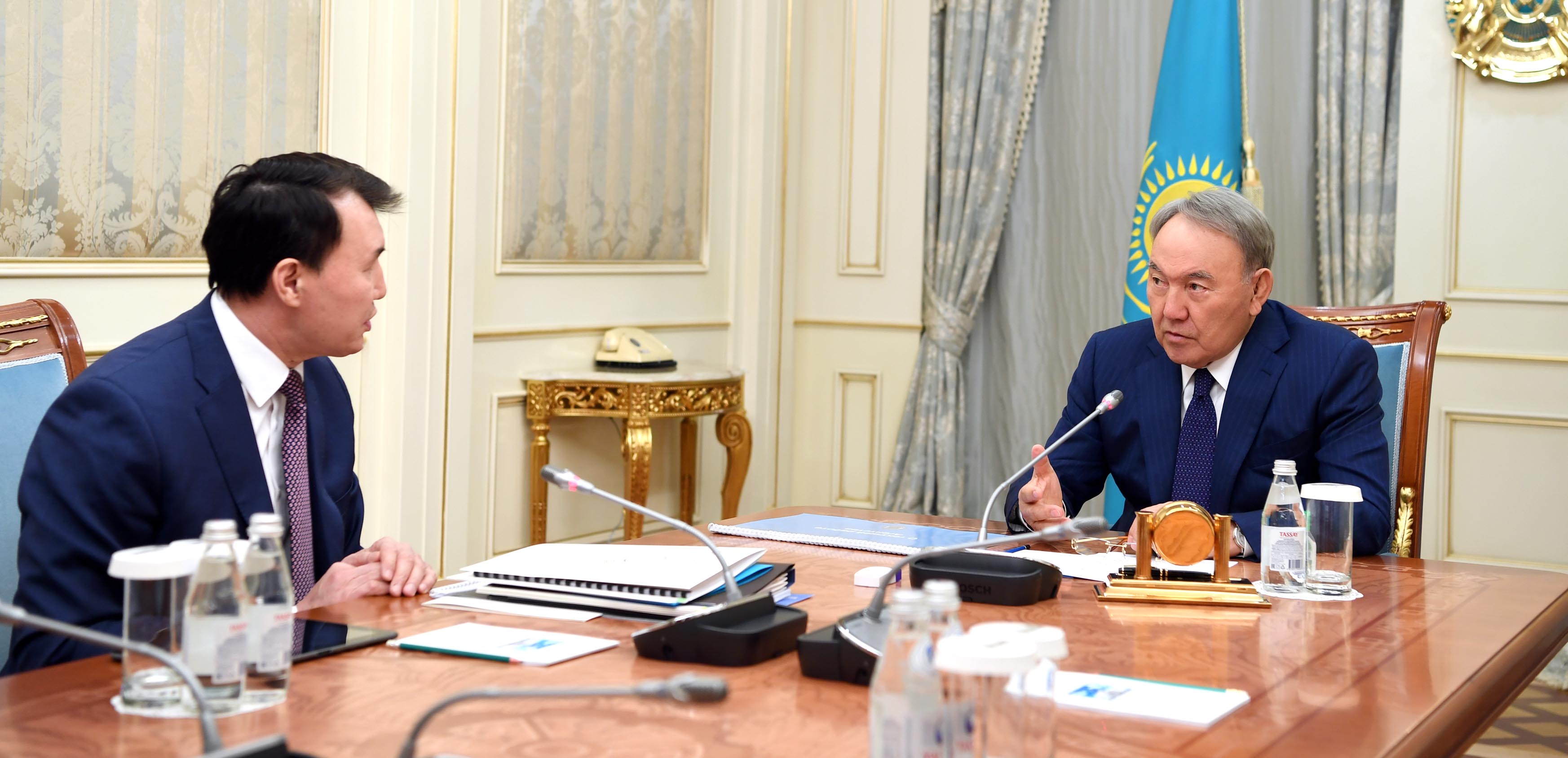 Н.Назарбаев: Мемлекеттік қызметшілердің жалақысы жөніндегі мәселені шешу керек