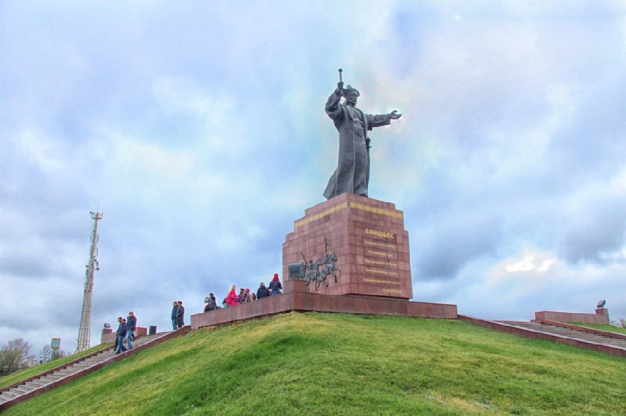 Облыс және қала әкімі шымкенттіктерді Қазақстанның үшінші мегаполисі атанғандығымен құттықтады