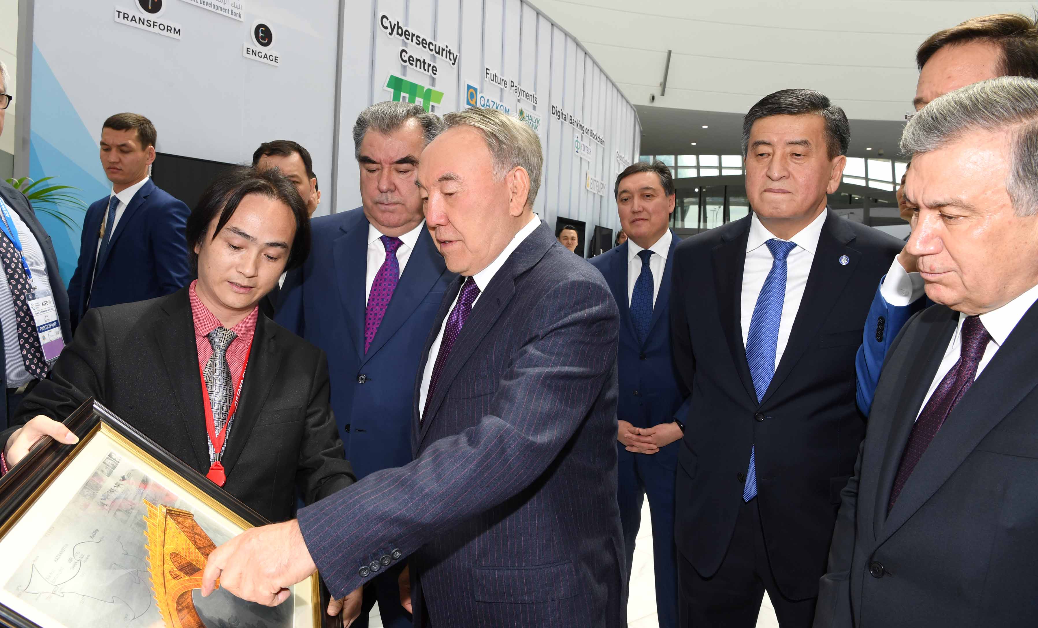 Нұрсұлтан Назарбаев Орталық Азия елдерінің басшыларымен бірге «Астана» халықаралық қаржы орталығын таныстыру рәсіміне қатысты