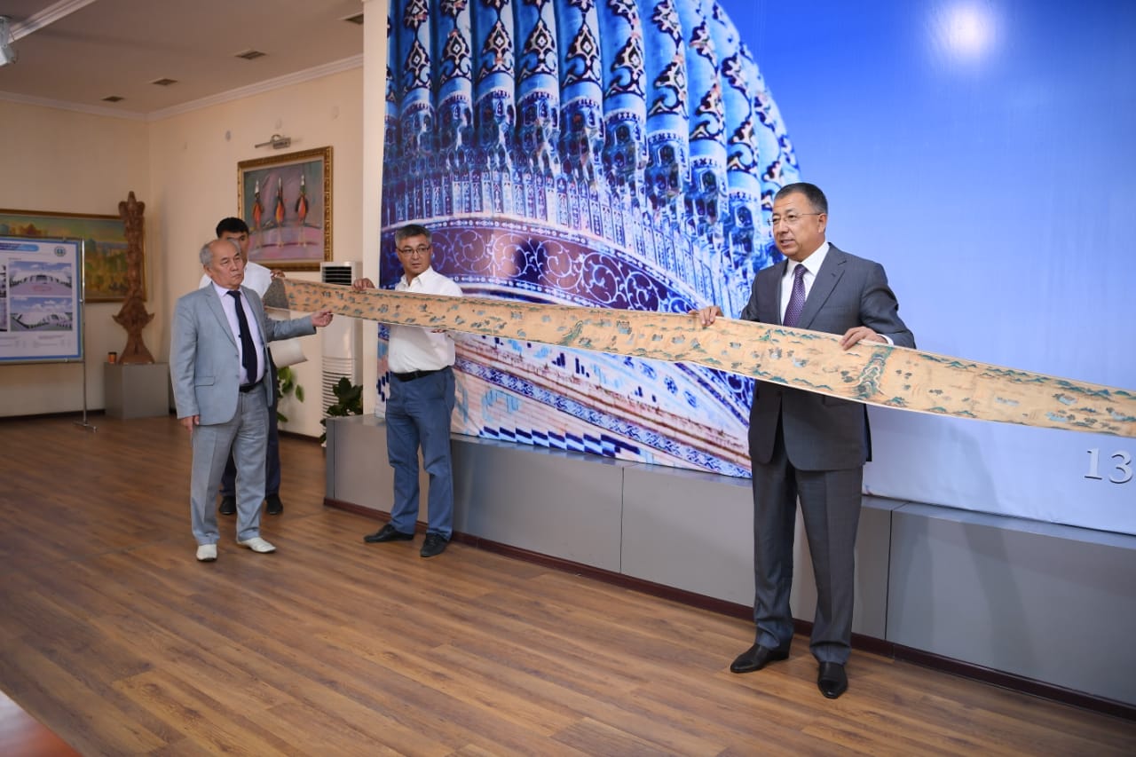 ПРОФЕССОР Х.ӘБЖАНОВ ТҮРКІСТАН ОБЛЫСЫНЫҢ ӘКІМІНЕ XV ҒАСЫРДА САЛЫНҒАН КАРТАНЫҢ КӨШІРМЕСІН СЫЙҒА ТАРТТЫ
