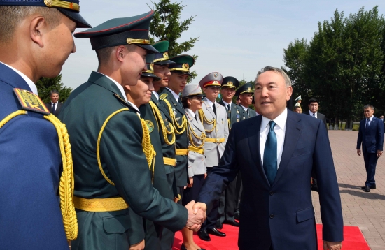 Қазақстан президенті елдегі әскери оқу орындарының үздік түлектеріне офицерлік шен тапсырды