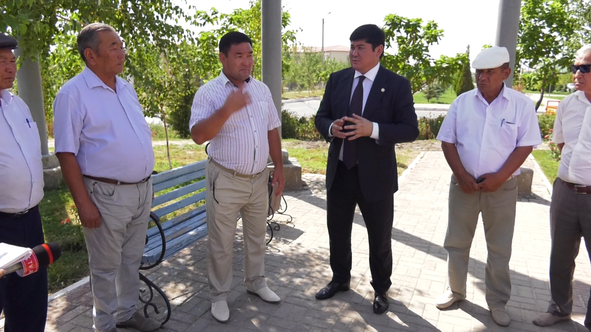 Қаратау ауданының әкімі «Асар» шағын ауданының тұрғындарымен кездесті