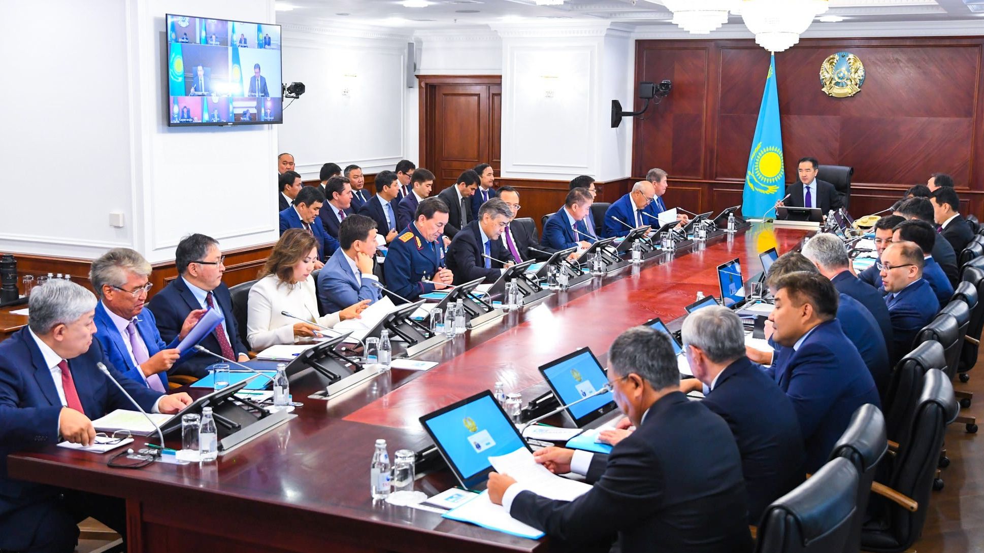 Үкіметте халықты еңбекке тарту аясында жиын өтті