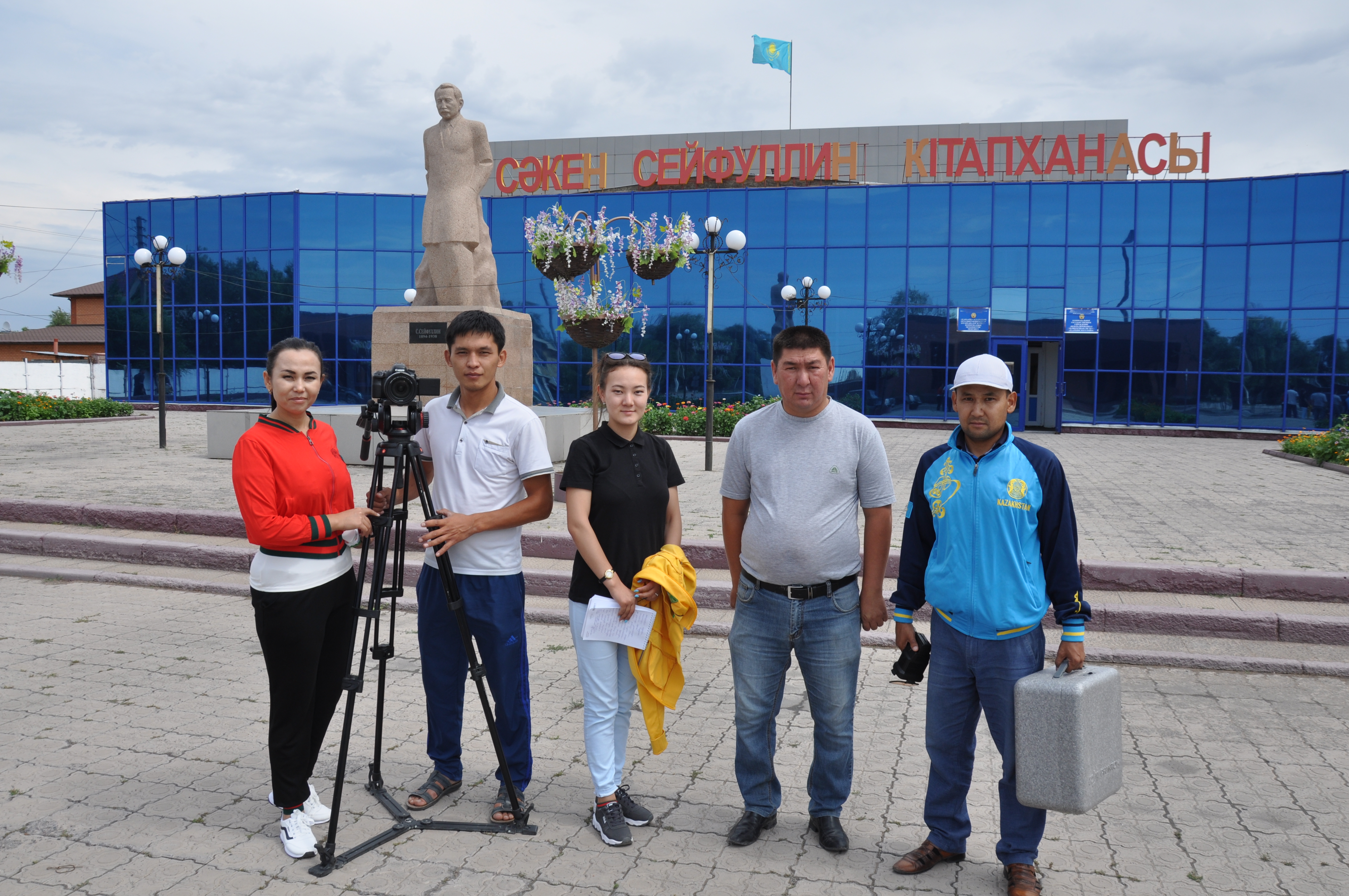 «Айғақ» телеарнасының түсірілім тобы Сәкен Сейфуллиннің ауылына аялдады