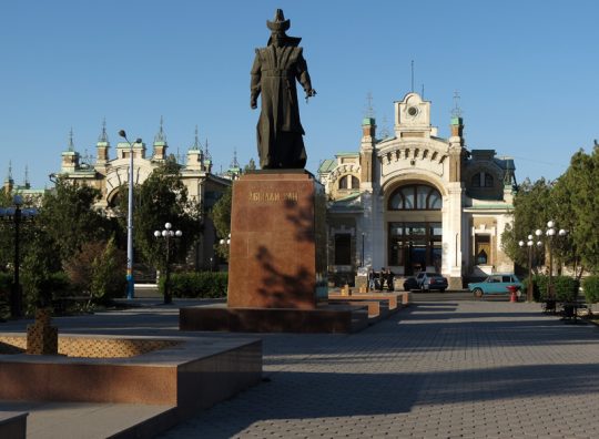 «Түркістан облысының Құрметті азаматы» атағы кімдерге және не үшін беріледі?