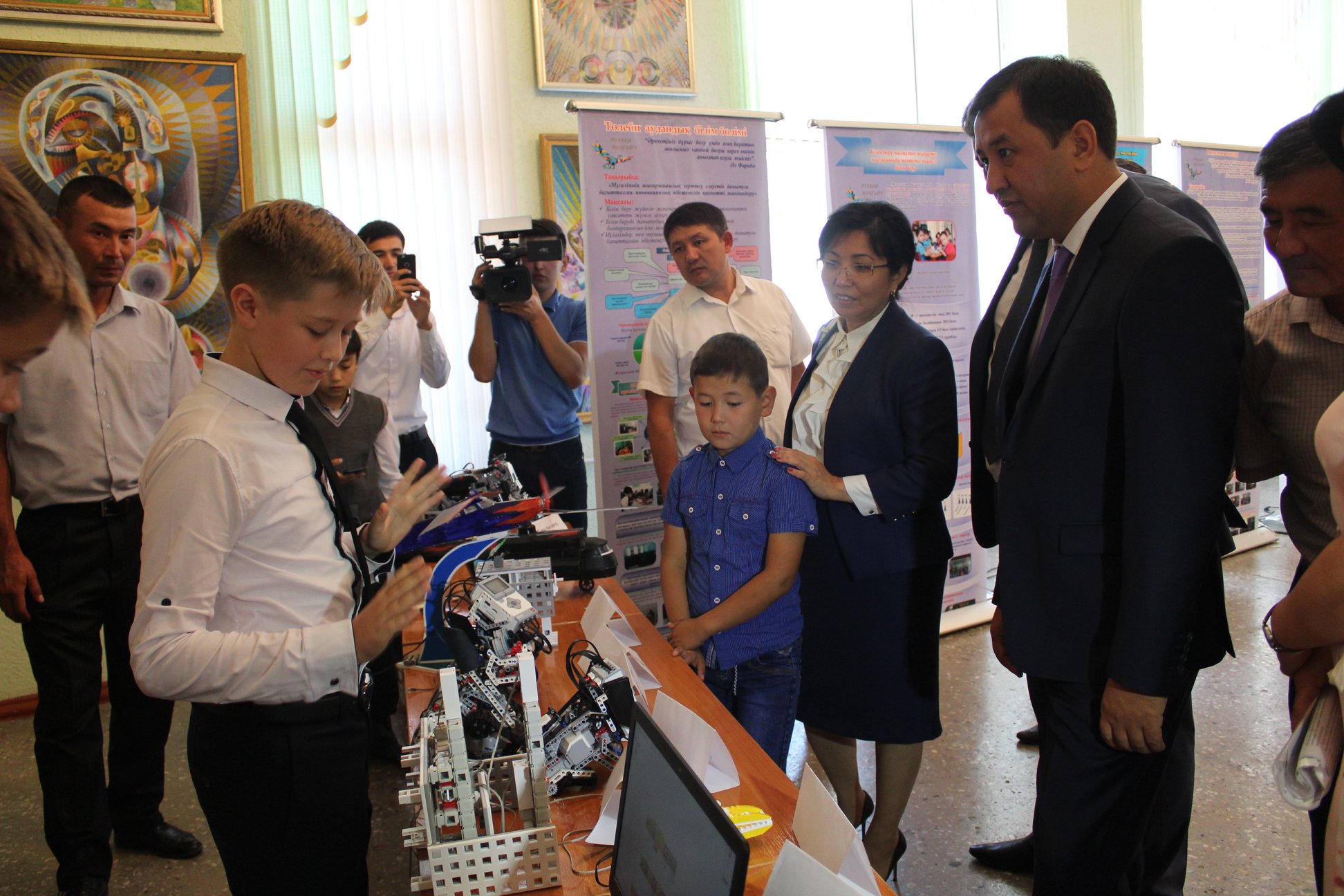 Төлеби ауданының әкімі Бауыржан Омарбеков: «Мұғалімдер тек өзінің тікелей міндеті – бала оқыту мен оның тәрбиесімен ғана айналысуы қажет»