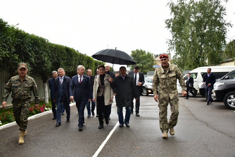 Дариға Назарбаева  Шығыс қазақстандық шекарашылар мен жауынгерлердің тыныс-тіршілігімен танысты