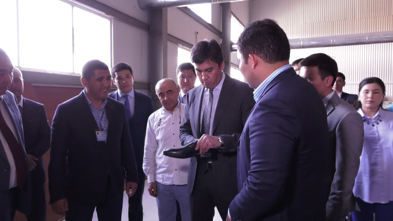 ҒАБИДОЛЛА ӘБДІРАХЫМОВ 12 000 ТЕҢГЕГЕ ОТАНДЫҚ АЯҚ КИІМ САТЫП АЛДЫ