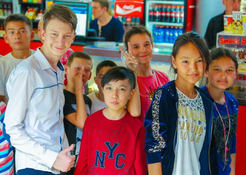 «Кселл» мен MEGOGO «Қарашы, қалай естіледі» бірлескен әлеуметтік жобаны жүзеге асырады