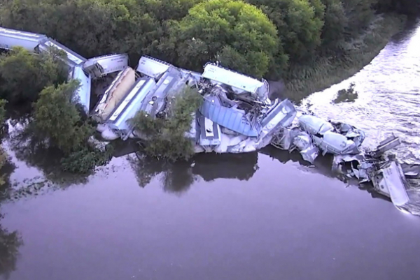 АҚШ-та жүк пойызы өзенге құлады