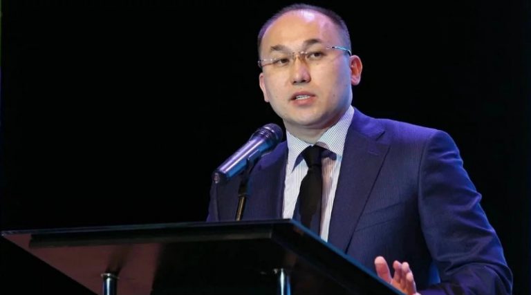 Дәурен Абаев мектепке хиджаб киюге қатысты пікір білдірді