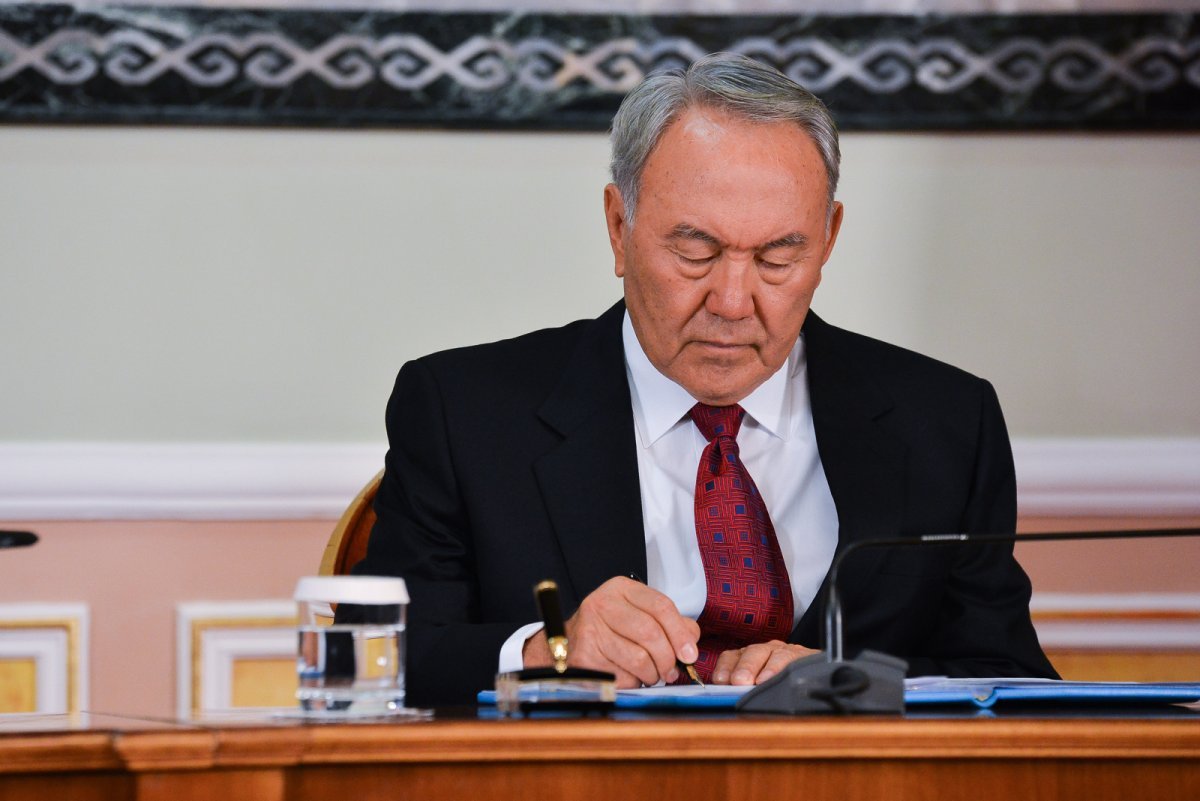 Елбасы жауапты мемлекеттiк лауазымды атқаратын адамдарға қатысты Жарлықтар мен Өкімдерге қол қойды