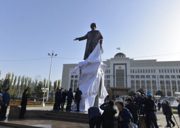 Жыр алыбы Жамбылдың ескерткіші Тараз төрінде
