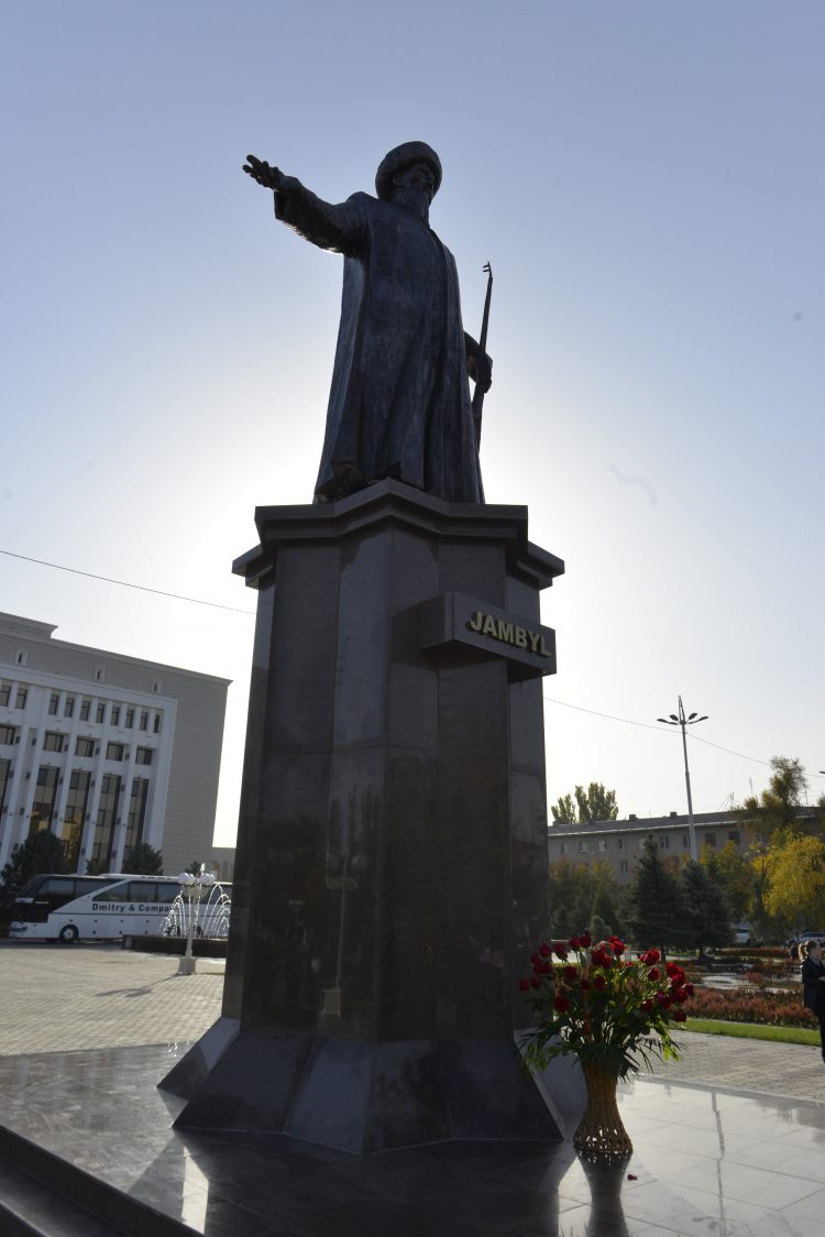 Жыр алыбы Жамбылдың ескерткіші Тараз төрінде