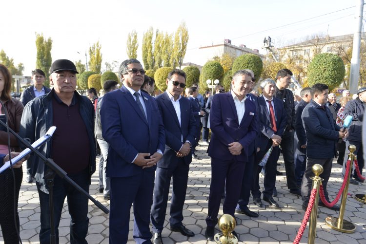 Жыр алыбы Жамбылдың ескерткіші Тараз төрінде