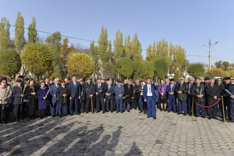 Жыр алыбы Жамбылдың ескерткіші Тараз төрінде