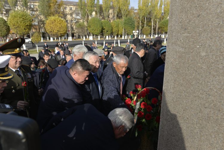 Жыр алыбы Жамбылдың ескерткіші Тараз төрінде