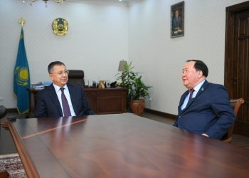 ТҮРКІСТАН ОБЛЫСЫНЫҢ ӘКІМІ Ж.ТҮЙМЕБАЕВ МӘЖІЛІС ДЕПУТАТЫМЕН КЕЗДЕСТІ