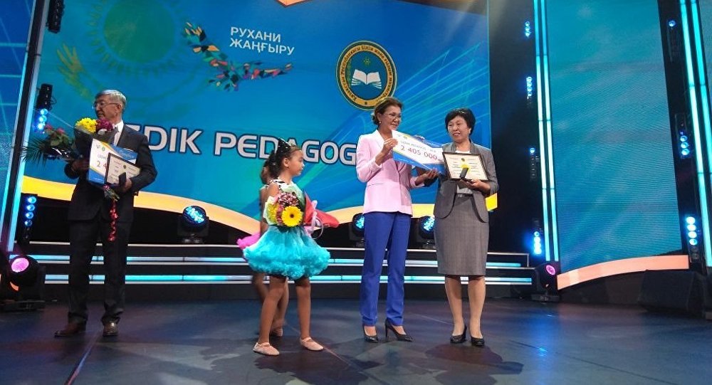 Дариға Назарбаева үздік мұғалімдерге 2,4 млн теңгеден табыстады