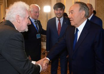 Мемлекет басшысы Рольф Драакпен және Мехран Эфтехармен кездесті